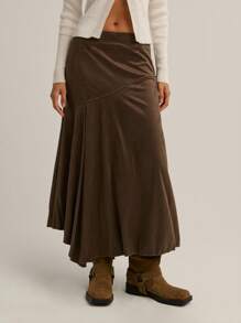这款Nöista棕色中长半身裙采用柔软的麂皮绒面料，饰有精致的斜缝，裙摆呈柔和的A字形。非常适合秋冬季节穿着，为休闲造型增添优雅气质。 - 咖啡棕 - 查看 6