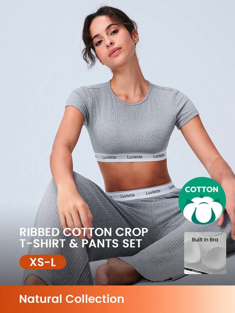 Ensemble de style sport d'été pour femmes, gris, en coton doux côtelé avec bonnets intégrés. Hauts décontractés et pantalons pour pyjama aéré et confortable. Pantalons à taille élastique avec poches. Ensembles de sport. Lingerie pouvant être portée comme vêtement extérieur. Ensembles assortis