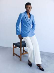 Maija Veste blazer pour femmes à col croisé, poches et décoration minimaliste urbaine. Polyvalente pour un usage urbain, décontracté, formel, professionnel, enseignement, automne/hiver - Bleu azur - Voir 3