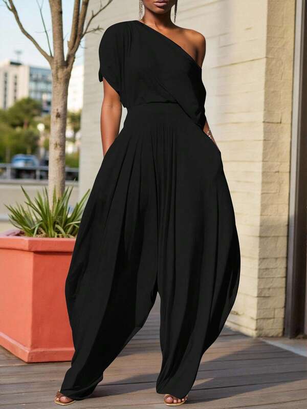 SHEIN Mono holgado de talla grande para mujer con bolsillo, hombros oblicuos y pliegues en unicolor