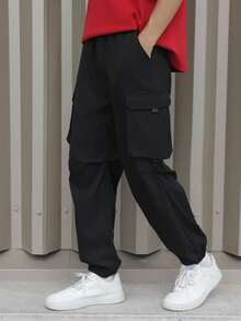 Calça cargo preta para meninos adolescentes com bolsos 3D, estilo casual universitário, confortável e moderno, versátil para uso diário, escola, viagens, atividades ao ar livre
