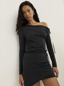 Nöista 黑色罗纹迷你连衣裙采用不对称露肩领口、精致荷叶边饰边和腰带设计，非常适合秋季、冬季派对装扮或别致的日装。 - 淺灰紫 - 查看 1