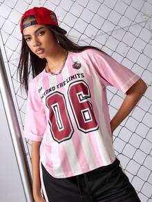 SHEIN Sports Camiseta deportiva con estampado de letras y números en rayas de contraste