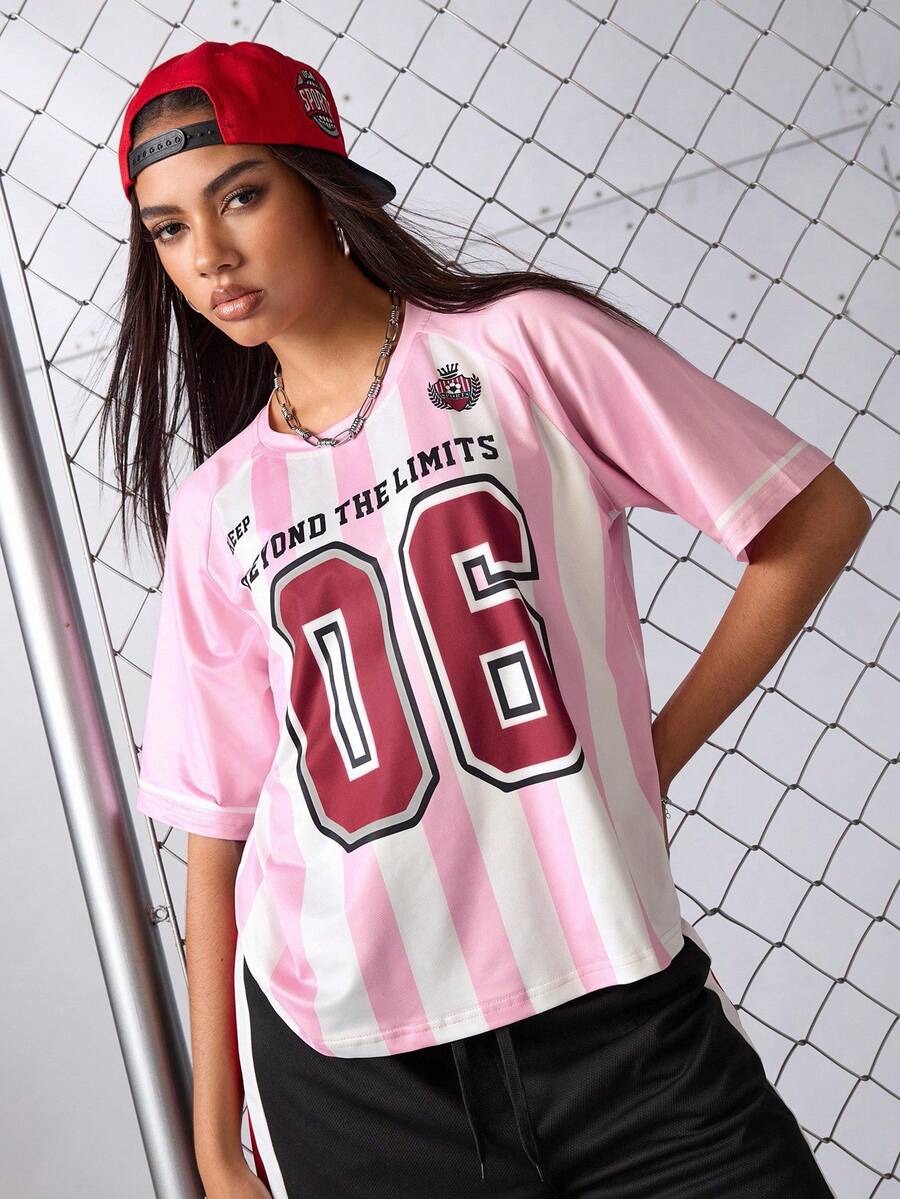 SHEIN Sports Camiseta deportiva con estampado de letras y números en rayas de contraste