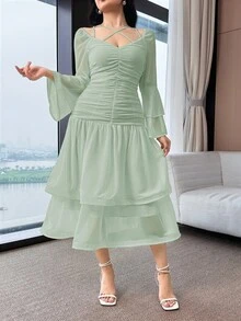 Modelyn Women's Elegant Solid Color Flared Sleeve Ruched Midi Dress - Green - View 3
