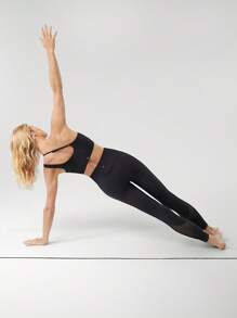 GLOWMODE Áo ngực thể thao không đối xứng vai không đường may thấm mồ hôi Just Breathe Cutout tập yoga hàng ngày tác động thấp - màu đen - Xem 9