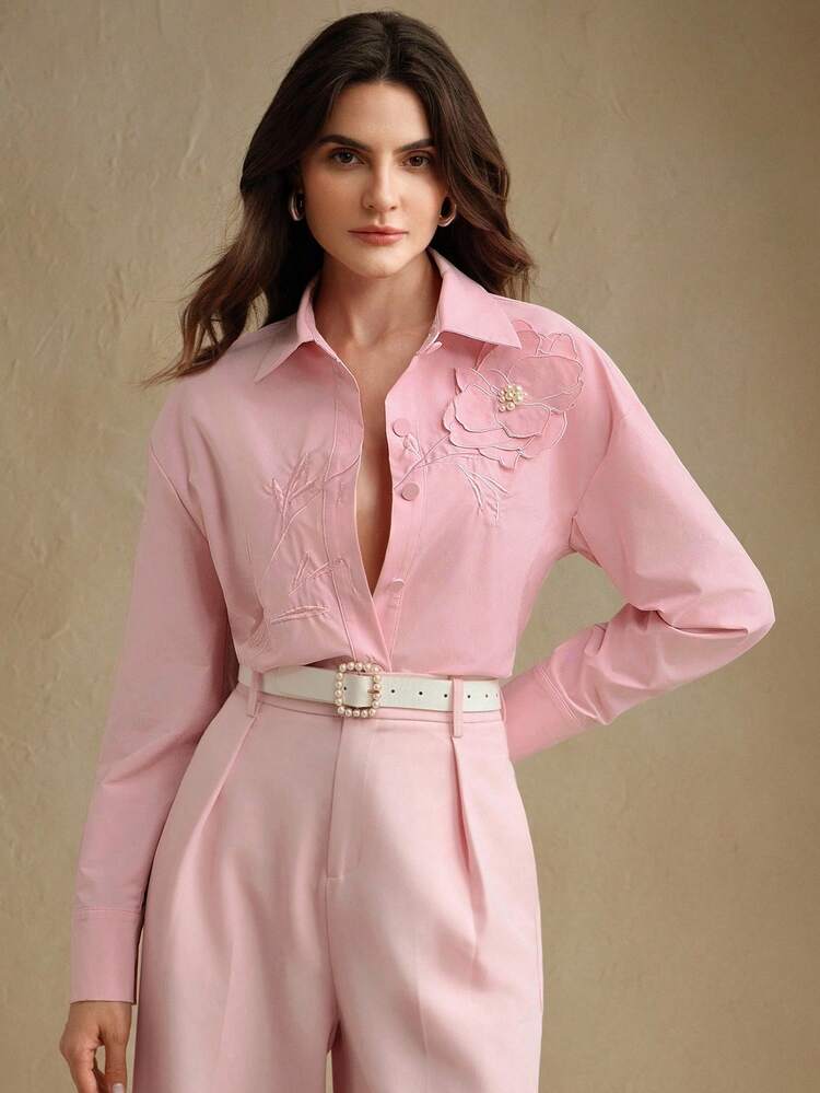 秋冬エレガントでシンプルなロマンチックなシンプルなポジショニング刺繍非対称三次元フラワーフェイクパール装飾無地襟ドロップショルダースリーブアーチヘムピンクルーズ女性服長袖ブラウス