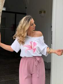 Jeta Ari Áo thun in hoa loa kèn rộng vai bất đối xứng, áo phông họa tiết phong cách Y2K cỡ lớn cho nữ - trắng - Xem 3