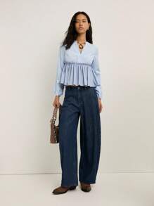 Nöista 的特色是浅蓝色衬衫，带有微妙的竖条纹、收腰设计和宽松的长袖，适合秋季、休闲、办公室、返校季、波西米亚风、秋季、冬季等场合。 - 藍色 - 查看 5