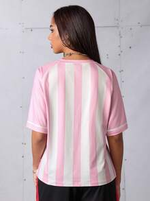 SHEIN Sports Camiseta deportiva con estampado de letras y números en rayas de contraste