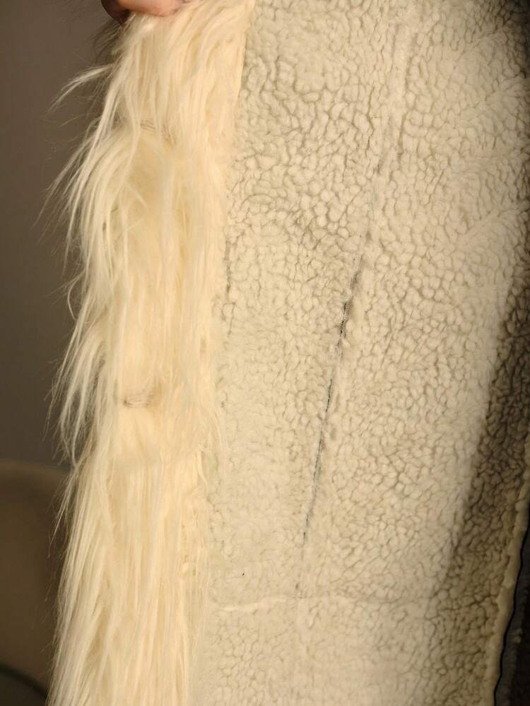 CAPPOTTO LUNGO CON CINTURA IN ECOPELLICCIA BICOLORE, AUTUNNO/INVERNO