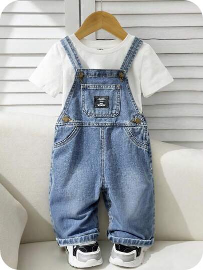 SHEIN Baby Boys Fall And Winter Street Style Distressed Casual Soft Cute Blue Denim Letter Patch Flap Pocket Loose Fit Baggy Jeans Overalls Romper ,New Product,For Kids Fall/Winter Clothes,Boys Back To School Clothes,Baby Streetwear Outfits