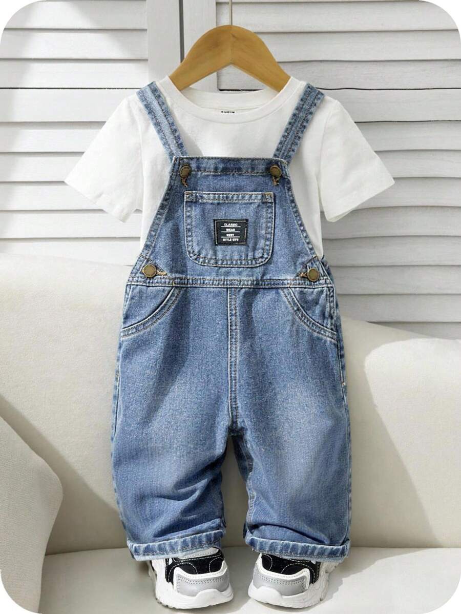 SHEIN Baby Boys Fall And Winter Street Style Distressed Casual Soft Cute Blue Denim Letter Patch Flap Pocket Loose Fit Baggy Jeans Overalls Romper ,New Product,For Kids Fall/Winter Clothes,Boys Back To School Clothes,Baby Streetwear Outfits