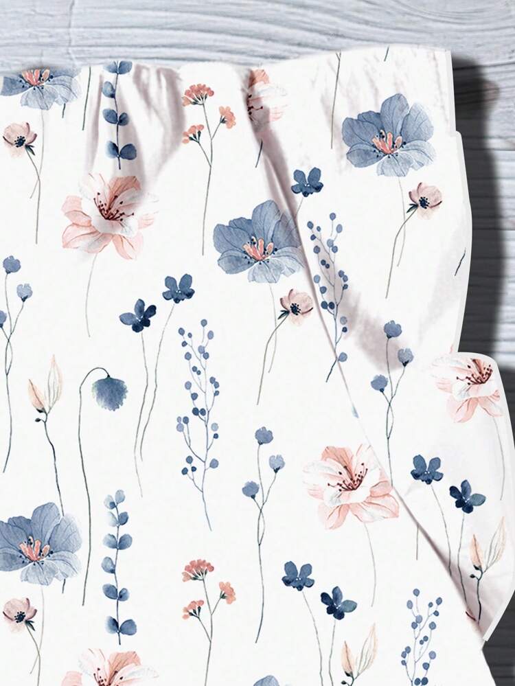 Schickes Damen-Top aus Polyester mit V-Ausschnitt und zartem Blumenmuster in Blau und Rosa auf Weiß. Erleben Sie Bohème-Flair mit der regulären Passform und den charmanten Rüschenärmeln – ideal für den Alltag. V-Ausschnitt-Blusen für Damen, Sommerblusen