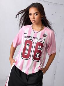 SHEIN Sports Camiseta deportiva con estampado de letras y números en rayas de contraste