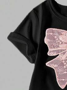 SHEIN ChillGRL 2 件套青少年女孩休闲 T 恤和工装裤套装，蝴蝶刺绣图案圆领短袖 T 恤和裤子，春夏季时尚服装 - 粉色 - 查看 7