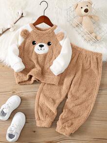 SHEIN 2 piezas Conjunto de pijama de niño pequeño con patrón de dibujos animados lindos, bordado 3D, cuello redondo, contraste de color, manga larga, suave y cómodo de felpa doble faz, para otoño/invierno - Caqui - Ver 1