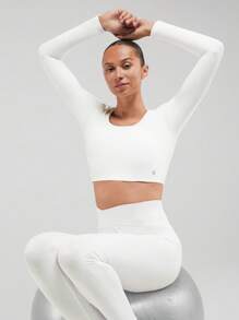 GLOWMODE FeatherFit™ Back At It Again Cutout Crop Active Top - Putih - View 6
