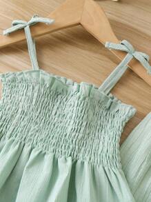 SHEIN Vintaside Kids Conjunto de 2 piezas con parte superior de tirantes finos con volantes y pantalones para bebé niña - verde menta - Ver 4