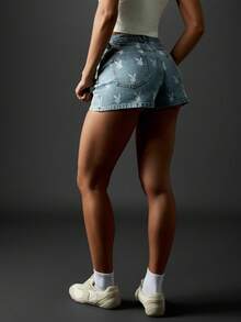 Missguided x Playboy Denim Shorts mit Häschen-Allover-Muster, hoher Taille, Sommer Festival Y2K Vintage Retro Streetwear Design, klassische Shorts mit Oberschenkellänge