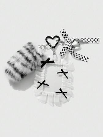 Grunge Punk 1 pièce Porte-clés/Charm de sac DIY style gothique minimaliste vintage Y2K, avec queue de fourrure animale dégradé noir et blanc, cœur CCB, nœud papillon, dentelle. Convient pour les employés de bureau, les étudiants, le port quotidien, les cadeaux de vacances, Halloween