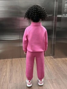 SHEIN 两件套女童圆领卫衣和松紧腰裤套装，可爱休闲字母印花，适合秋冬季节穿着，可用于上学、外出、日常穿着、家庭聚会，也可作为姐妹装。粉色女童运动套装，拉链女童运动服套装，粉色运动服套装，女童运动服，粉色运动服，粉色运动服，女童粉色运动服，粉色运动服，女童粉色运动服，女童粉色运动服，女童粉色运动服，幼儿运动服套装，秋季 - 玫紅色 - 查看 2