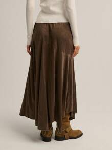 这款Nöista棕色中长半身裙采用柔软的麂皮绒面料，饰有精致的斜缝，裙摆呈柔和的A字形。非常适合秋冬季节穿着，为休闲造型增添优雅气质。 - 咖啡棕 - 查看 2