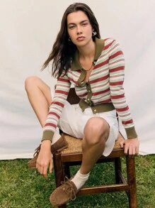 Nöista 条纹针织开衫，长袖，经典领口，前襟纽扣设计，是一款百搭的复古风外套，非常适合女性冬季服装、轻松休闲的造型、精致的日常装扮、节日圣诞装扮和轻松的新年装束。