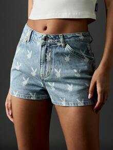 Missguided x Playboy Denim Shorts mit Häschen-Allover-Muster, hoher Taille, Sommer Festival Y2K Vintage Retro Streetwear Design, klassische Shorts mit Oberschenkellänge