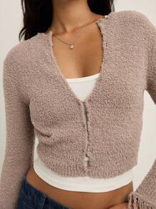 Nöista Das schlanke Top kann mit hohe Taille-Jeans kombiniert werden usw. Die insgesamt kurze Version hat ein leicht tailliertes Design, um die Körperproportionen zu betonen. Die Manschetten sind einzigartig mit Quastenelementen versehen, was eine Note von Beweglichkeit und Mode hinzufügt. Es eignet sich für legere Anlässe wie Café-Dates und kleine Treffen mit Freunden. Der Gesamtstil ist lässig und alltäglich. Ein Muss-haben-Artikel für den Herbst.