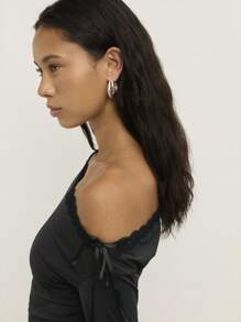 Nöista 黑色罗纹迷你连衣裙采用不对称露肩领口、精致荷叶边饰边和腰带设计，非常适合秋季、冬季派对装扮或别致的日装。 - 淺灰紫 - 查看 5