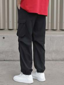 Calça cargo preta para meninos adolescentes com bolsos 3D, estilo casual universitário, confortável e moderno, versátil para uso diário, escola, viagens, atividades ao ar livre