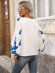 Brillora 女士V领系带长袖印花衬衫，适合秋冬季外出度假 - 白色 - 查看 2