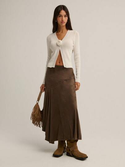  Nöista Brown Midi Skirt With A Soft, Suede Texture, Subtle Diagonal Seam, And A Gentle Flared Silhouette. Perfect For A Fall Or Winter, Adds Sophistication To Casual Looks
