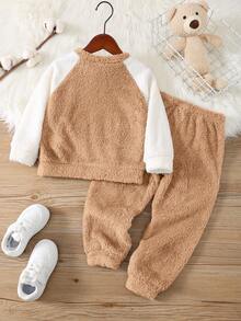 SHEIN 2 piezas Conjunto de pijama de niño pequeño con patrón de dibujos animados lindos, bordado 3D, cuello redondo, contraste de color, manga larga, suave y cómodo de felpa doble faz, para otoño/invierno - Caqui - Ver 3
