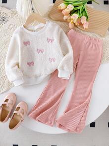 两件套女童休闲套装，包括一件带有薰衣草色蝴蝶结刺绣的毛绒上衣和一条喇叭裤，适合秋冬季女童穿着。套装包含女童喇叭裤套装、蝴蝶结装饰套装和女童羊羔绒上衣及裤子套装。 - 粉色 - 查看 1