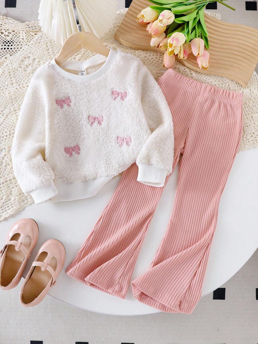 两件套女童休闲套装，包括一件带有薰衣草色蝴蝶结刺绣的毛绒上衣和一条喇叭裤，适合秋冬季女童穿着。套装包含女童喇叭裤套装、蝴蝶结装饰套装和女童羊羔绒上衣及裤子套装。 - 粉色 - 查看 1