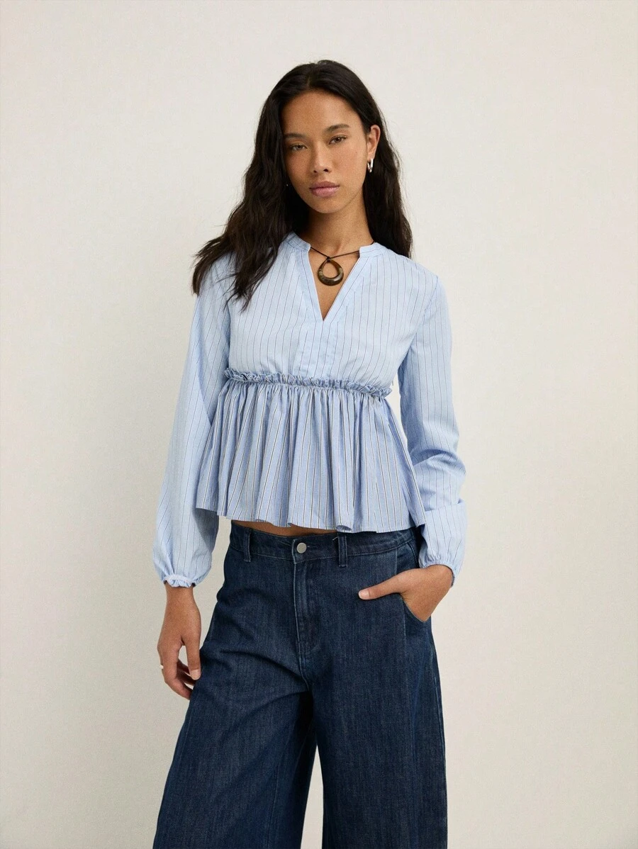 Nöista 的特色是浅蓝色衬衫，带有微妙的竖条纹、收腰设计和宽松的长袖，适合秋季、休闲、办公室、返校季、波西米亚风、秋季、冬季等场合。 - 藍色 - 查看 1