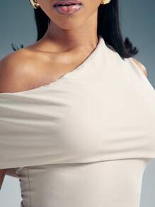 Denimoi Áo crop top cổ lệch một bên vai - Màu be - Xem 2