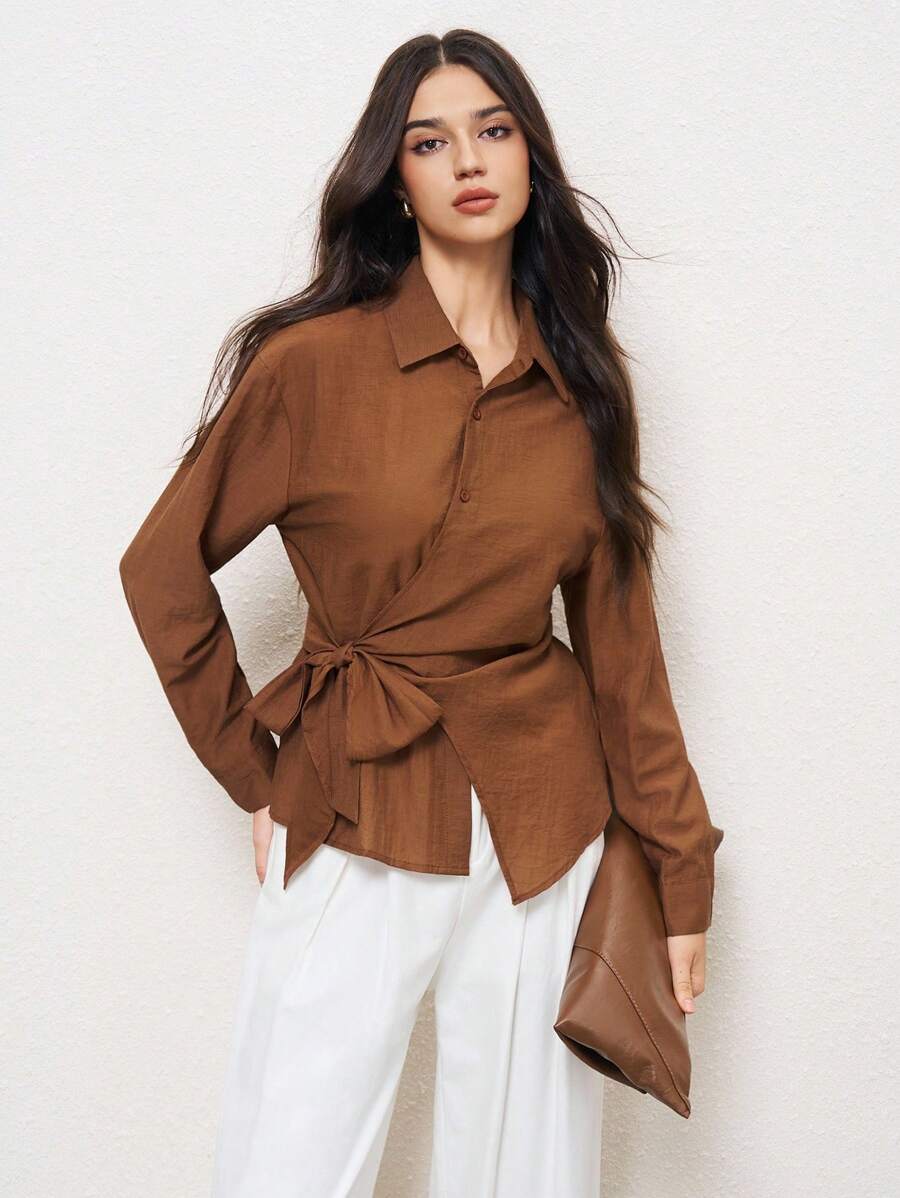 BizChic Áo sơ mi nữ cạp chun nửa túi màu caramel thu/đông 2025 mới, đa năng, hiện đại, thanh lịch, lãng mạn đô thị, phong cách Punk phương Tây, Y2K, nhạc đồng quê, cổ điển, Hàn Quốc, du lịch sân bay, đường phố, khách dự tiệc cưới, sinh nhật, trang phục công sở, văn phòng, hẹn hò, tiệc tùng, đi chơi, trở lại trường, trang phục nữ thu/đông, áo cánh nữ thanh lịch, áo cánh buộc phía trước màu nâu bất đối xứng, áo cánh quấn màu nâu