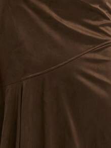 这款Nöista棕色中长半身裙采用柔软的麂皮绒面料，饰有精致的斜缝，裙摆呈柔和的A字形。非常适合秋冬季节穿着，为休闲造型增添优雅气质。 - 咖啡棕 - 查看 3