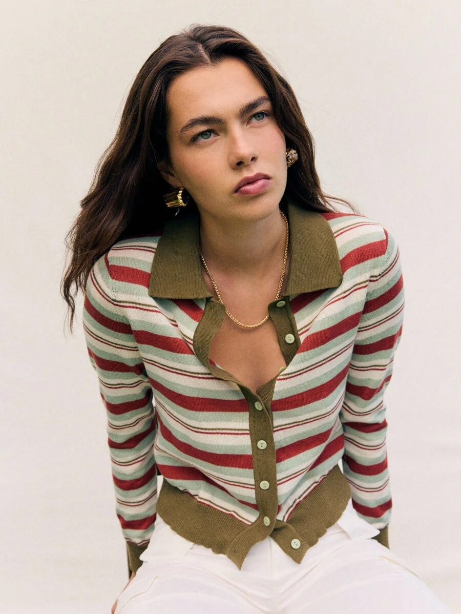 Nöista 条纹针织开衫，长袖，经典领口，前襟纽扣设计，是一款百搭的复古风外套，非常适合女性冬季服装、轻松休闲的造型、精致的日常装扮、节日圣诞装扮和轻松的新年装束。