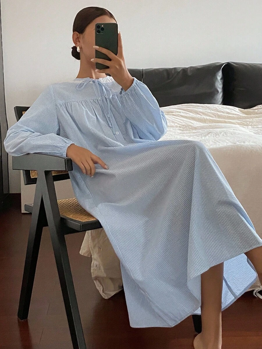 DAZY 条纹领结灯笼袖宽松女士休闲连衣裙,秋冬睡衣,舒适家居服,宽松睡裙 - 藍白色 - 查看 1