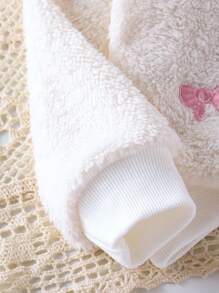 两件套女童休闲套装，包括一件带有薰衣草色蝴蝶结刺绣的毛绒上衣和一条喇叭裤，适合秋冬季女童穿着。套装包含女童喇叭裤套装、蝴蝶结装饰套装和女童羊羔绒上衣及裤子套装。 - 粉色 - 查看 4