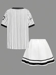 SHEIN 少女 2 件套春夏黑白英文字母和数字印花休闲 V 领撞色短袖 T 恤和褶皱迷你裙，可爱的返校装，节日家庭户外春季野餐日常穿着，适合各种场合 - 黑與白 - 查看 2