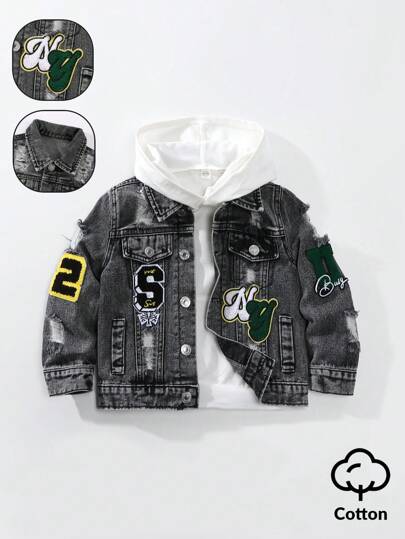 男童刺绣贴布牛仔夹克，休闲街头风，适合返校季！经典水洗牛仔面料，时尚做旧细节+多色刺绣贴布设计，更添街头气息。翻盖假口袋设计，宽松版型，舒适百搭。