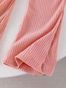 两件套女童休闲套装，包括一件带有薰衣草色蝴蝶结刺绣的毛绒上衣和一条喇叭裤，适合秋冬季女童穿着。套装包含女童喇叭裤套装、蝴蝶结装饰套装和女童羊羔绒上衣及裤子套装。 - 粉色 - 查看 5