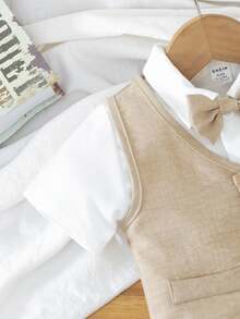 SHEIN 3 件婴儿背心、短裤和蝴蝶结套装，宝宝的第一个母亲节服装，时尚 V 领背心，夏季新款连衣裙套装，V 领背心上衣带假口袋装饰，蝴蝶结可折叠，松紧腰裤，适合生日、派对、婚礼、返校 - 杏色 - 查看 6