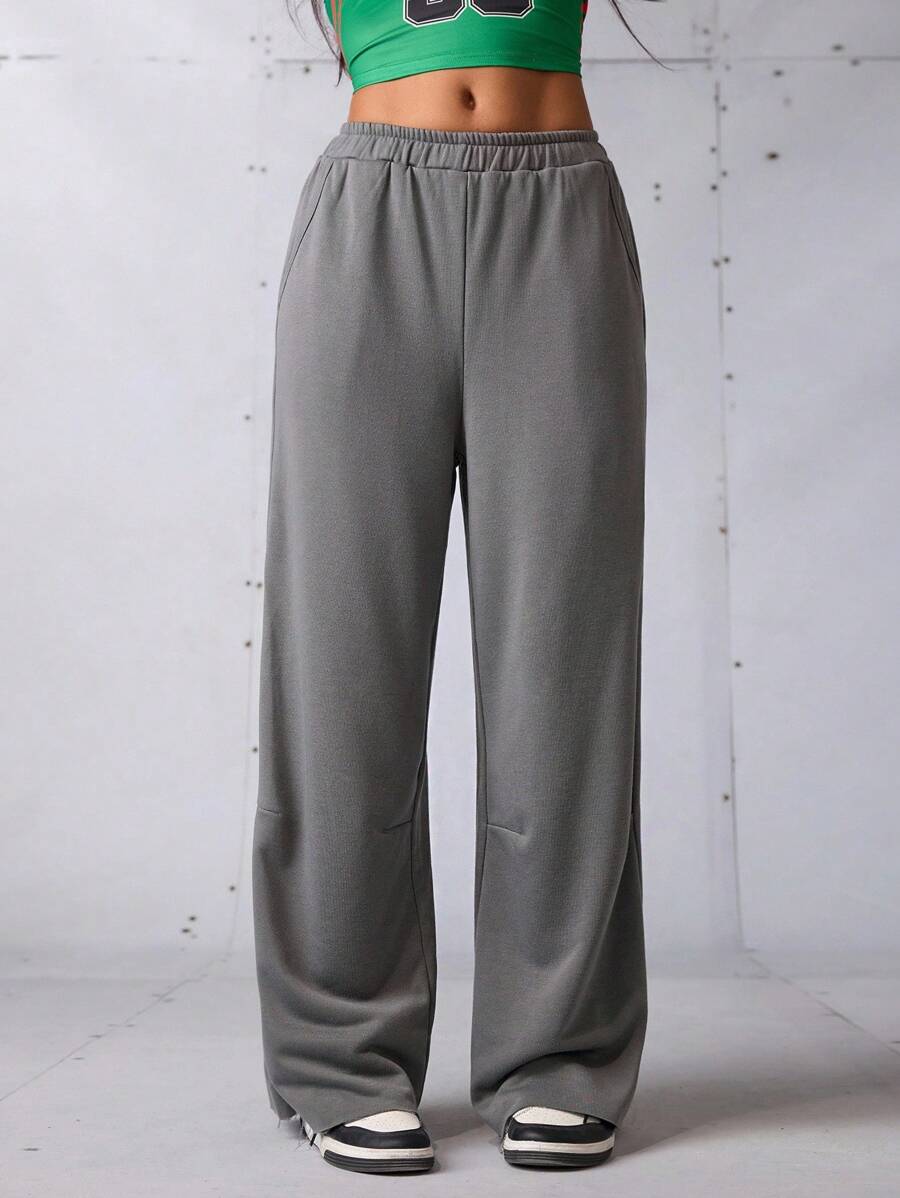 SHEIN Sports Pantalones deportivos para mujer, pantalones de chándal deportivos, pantalones de chándal gris oscuro, ropa deportiva, ropa de entrenamiento, chándal, pantalón ancho, pádel, tenis, pickleball, vuelta al cole, ropa urbana retro, estilo callejero, preppy, blokecore, con cordón, pantalones de otoño-invierno, pantalones de otoño-invierno, tela cálida, color desgastado, pantalones grises sueltos retro - Gris - Ver 1