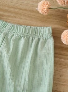 SHEIN Vintaside Kids Conjunto de 2 piezas con parte superior de tirantes finos con volantes y pantalones para bebé niña - verde menta - Ver 6